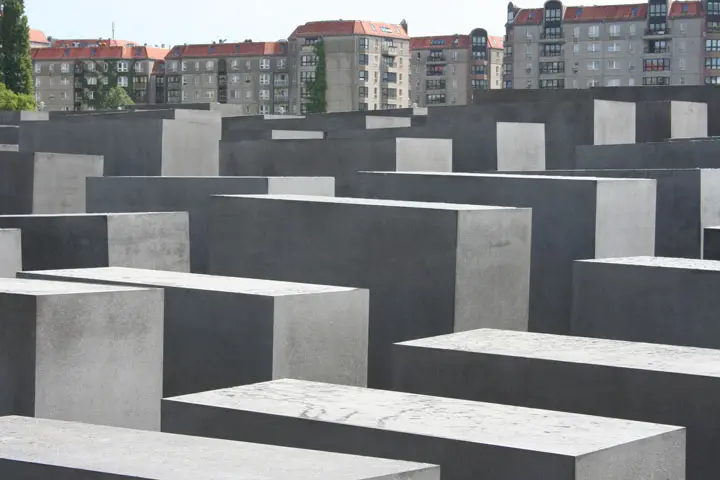 Das Holocaust-Mahnmal in Berlin mit Blick über das Stelenfeld