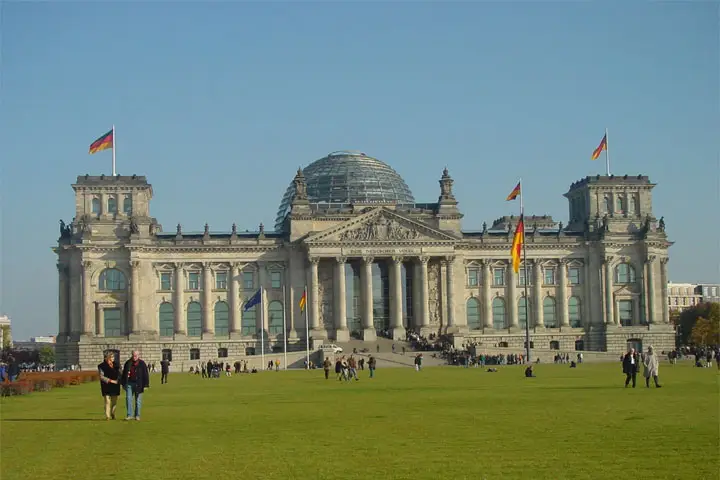 Historische Außenfassade des Reichstagsgebäudes in Berlin mit der gläsernen Kuppel